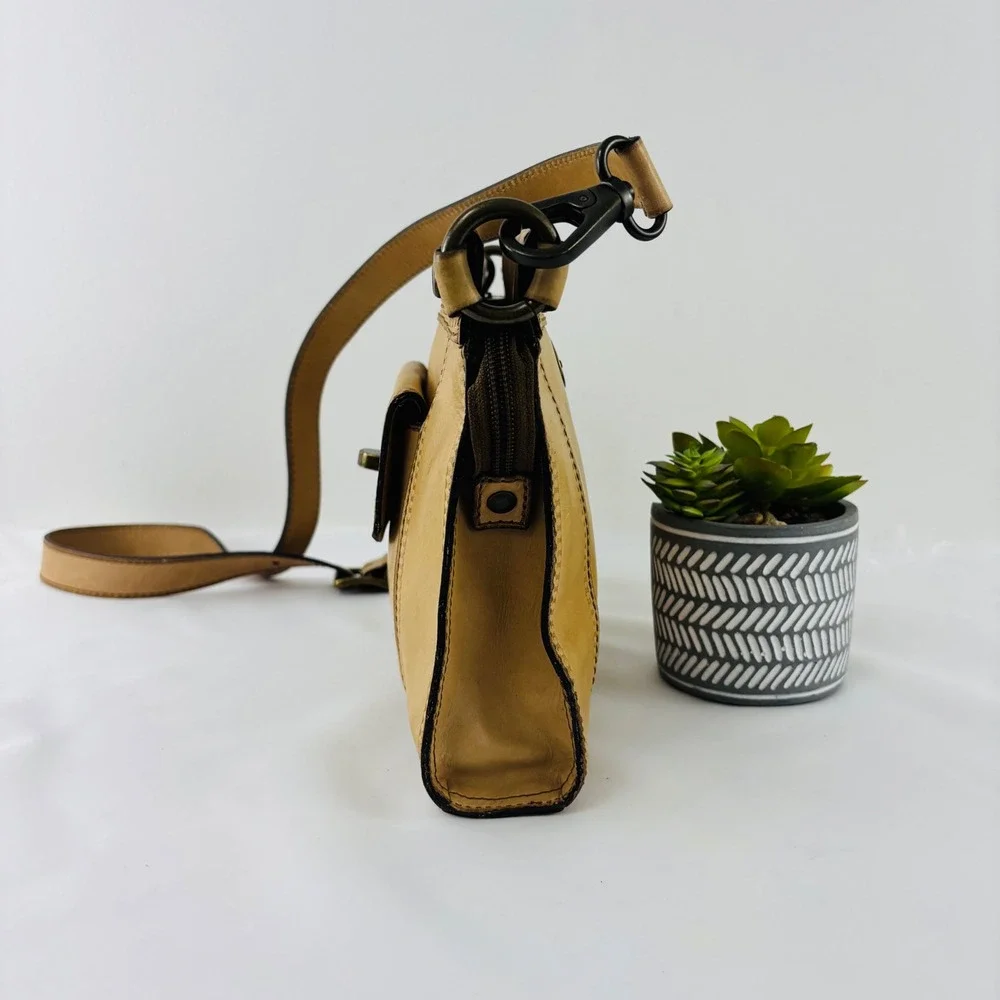 Fossil Tan Leather‎ Crossbody Bag Brass Hardware Turn Lock Key Charm Vtg. Style